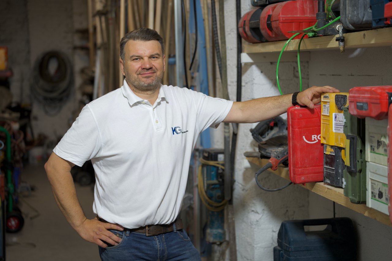 Tomasz Kukielka im Lager von K&G Bauunternehmen