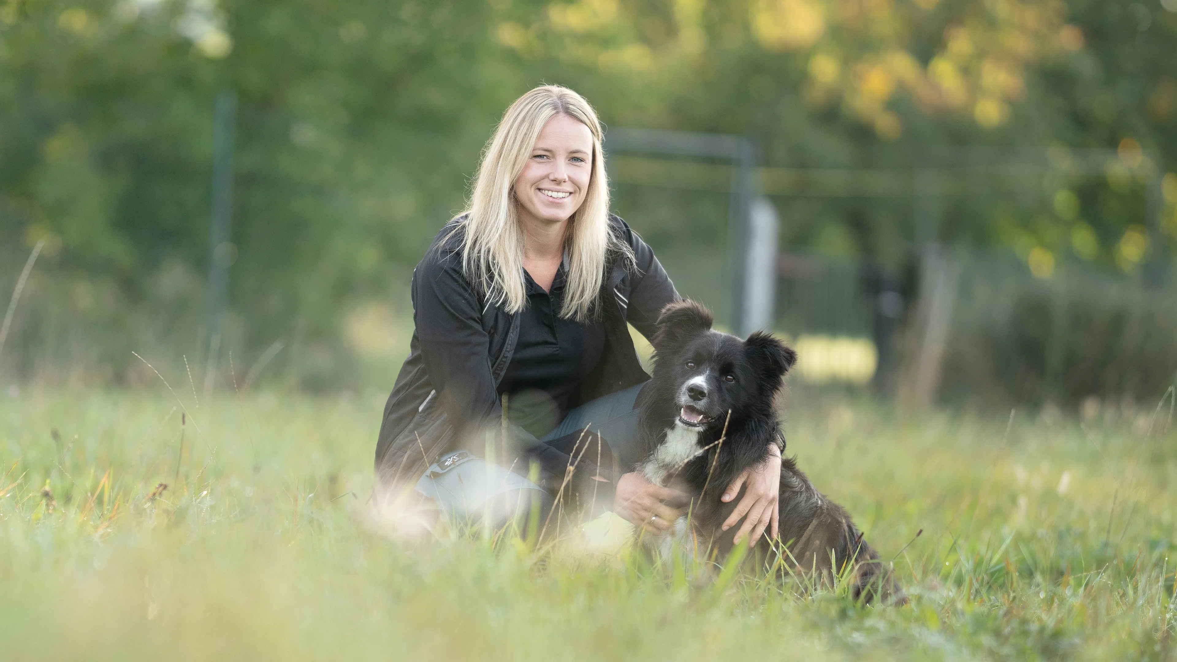 Sabrina Bamba mit ihrem Hund auf einer Wiese