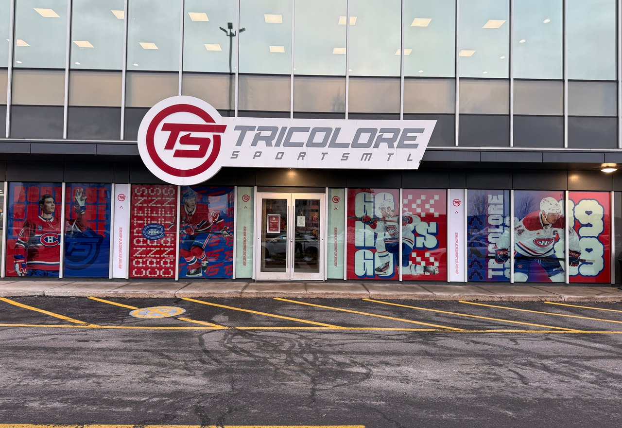 Signalétique et lettrage installés sur une devanture commerciale