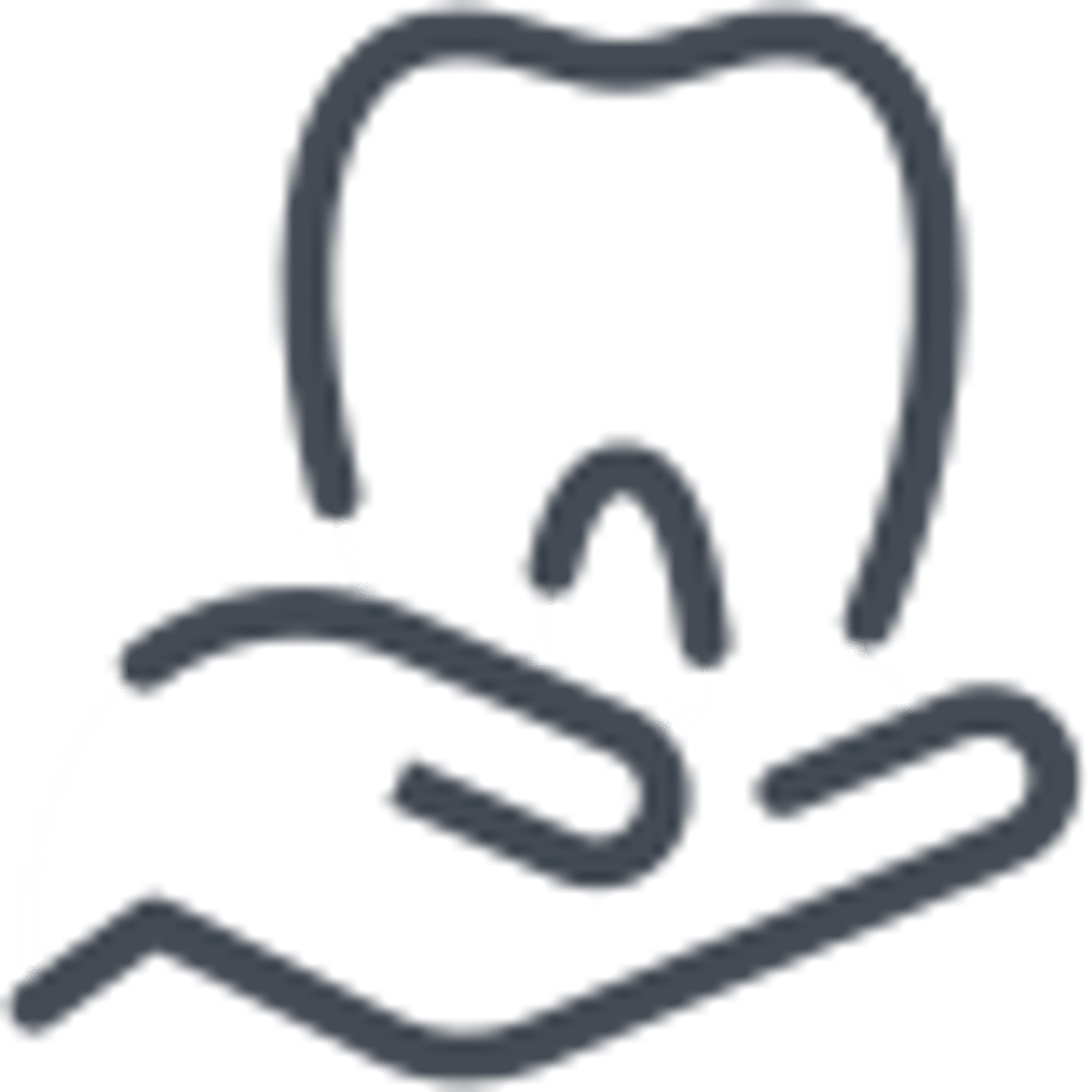 Eine weiße Hand hält einen weißen Zahn.