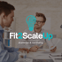 Zwei Männer unterhalten sich an einem Tisch, überlagert vom Logo "Fit2ScaleUp" und einem Glühbirnen-Symbol.