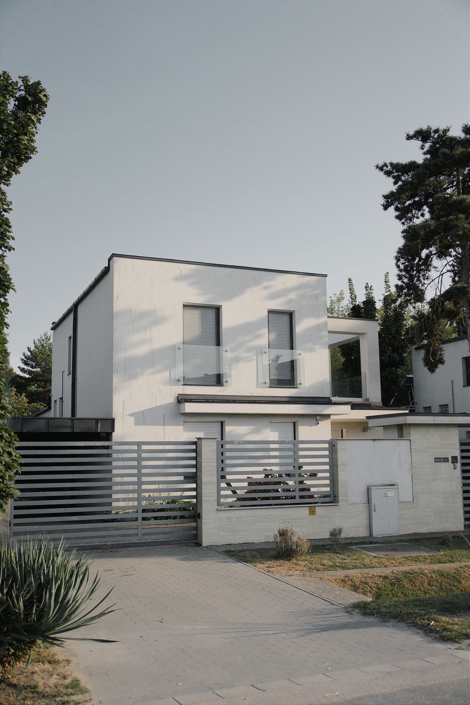 Modernes Einfamilienhaus bei Tageslicht