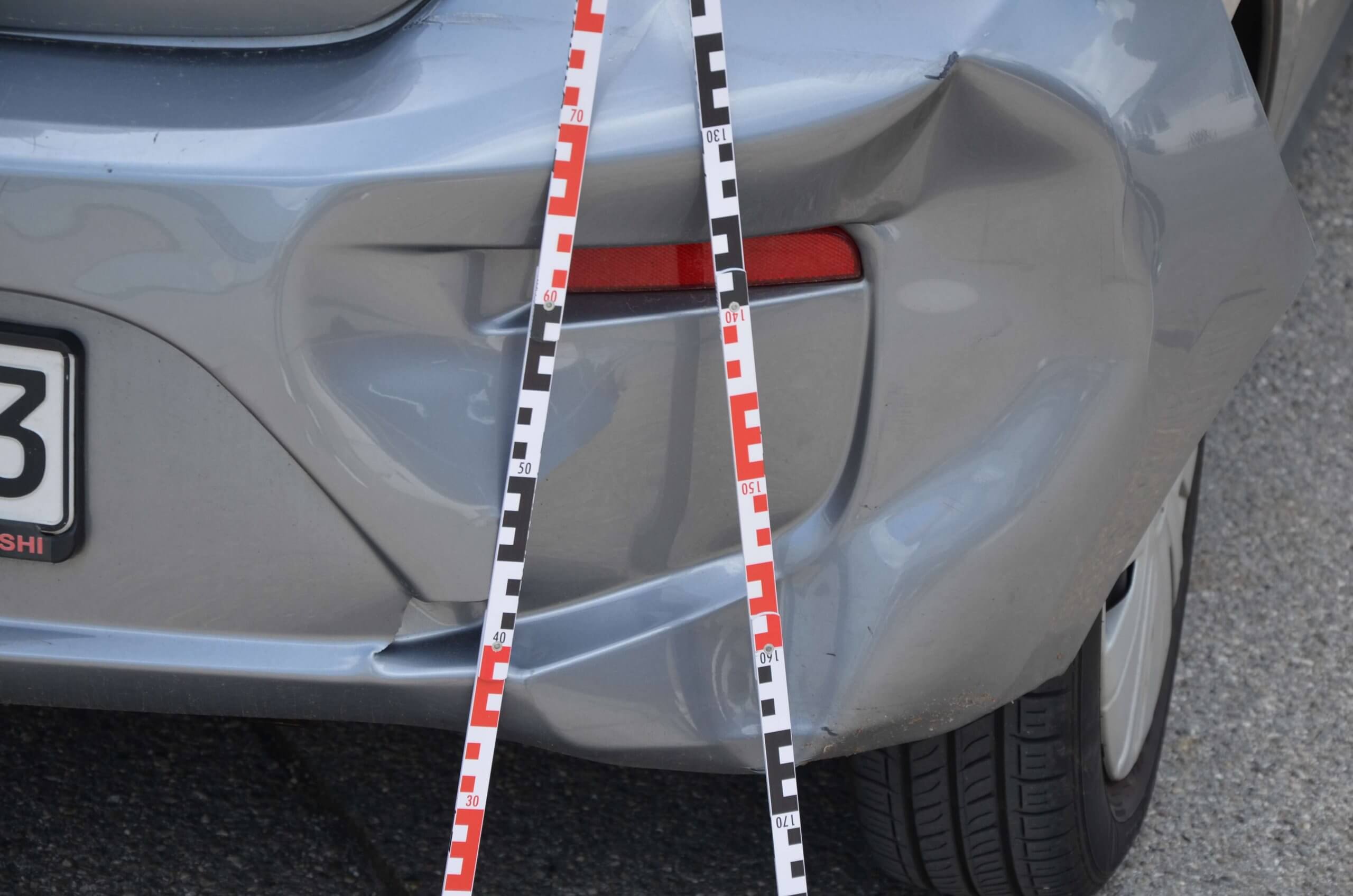 Kfz Gutachter dokumentiert einen Fahrzeugschaden für die Schadenregulierung
