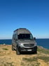 Mercedes Sprinter Campervan mit Hochdach am Klippenrand – Reisewagen mit Panorama-Meerblick