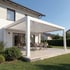 Moderne graue Pergola mit verstellbaren Lamellen auf einer Terrasse vor einem weißen Haus.