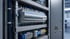 Elektrischer Schaltschrank mit Reihenklemmen und blauen und schwarzen Drähten.