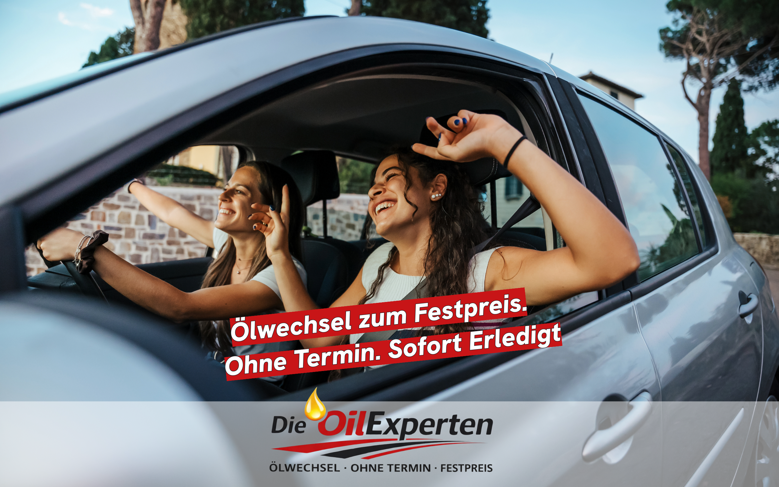 Ölwechsel Werkstatt mit Fahrzeug auf der Hebebühne