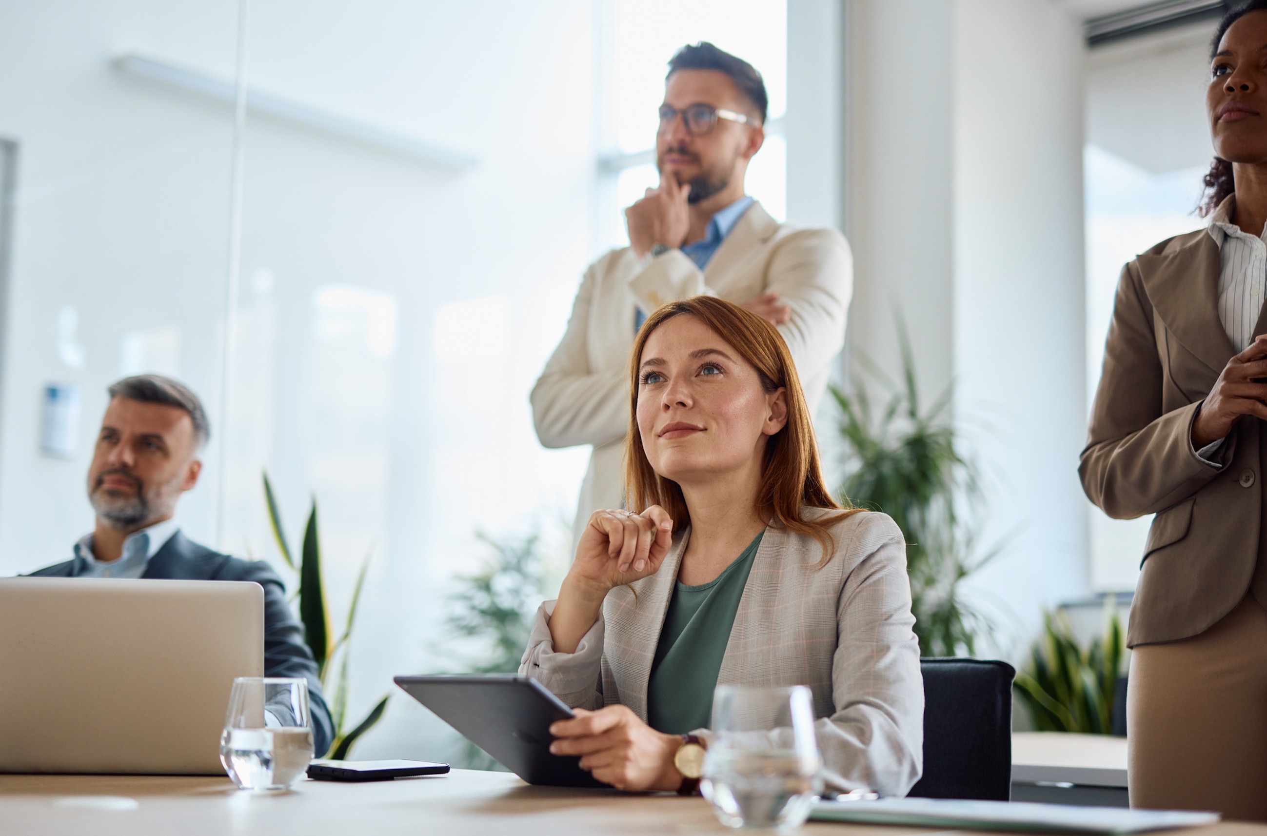Team im Gespräch vor einem Big Picture zur Unternehmensstrategie