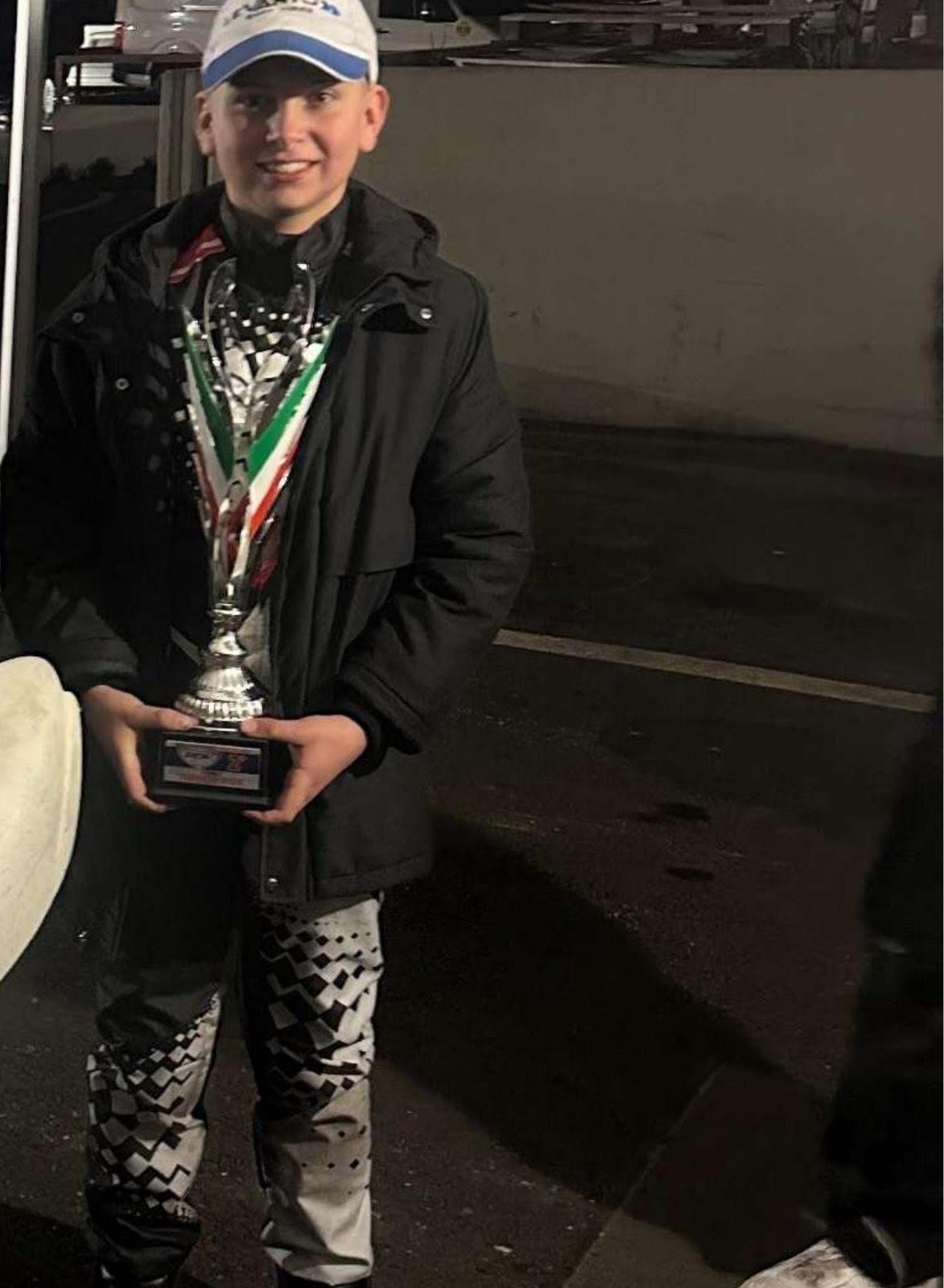 Marlon mit Pokal neben seinem Kart nach Platz 2 im Junior ROK Cup Italia