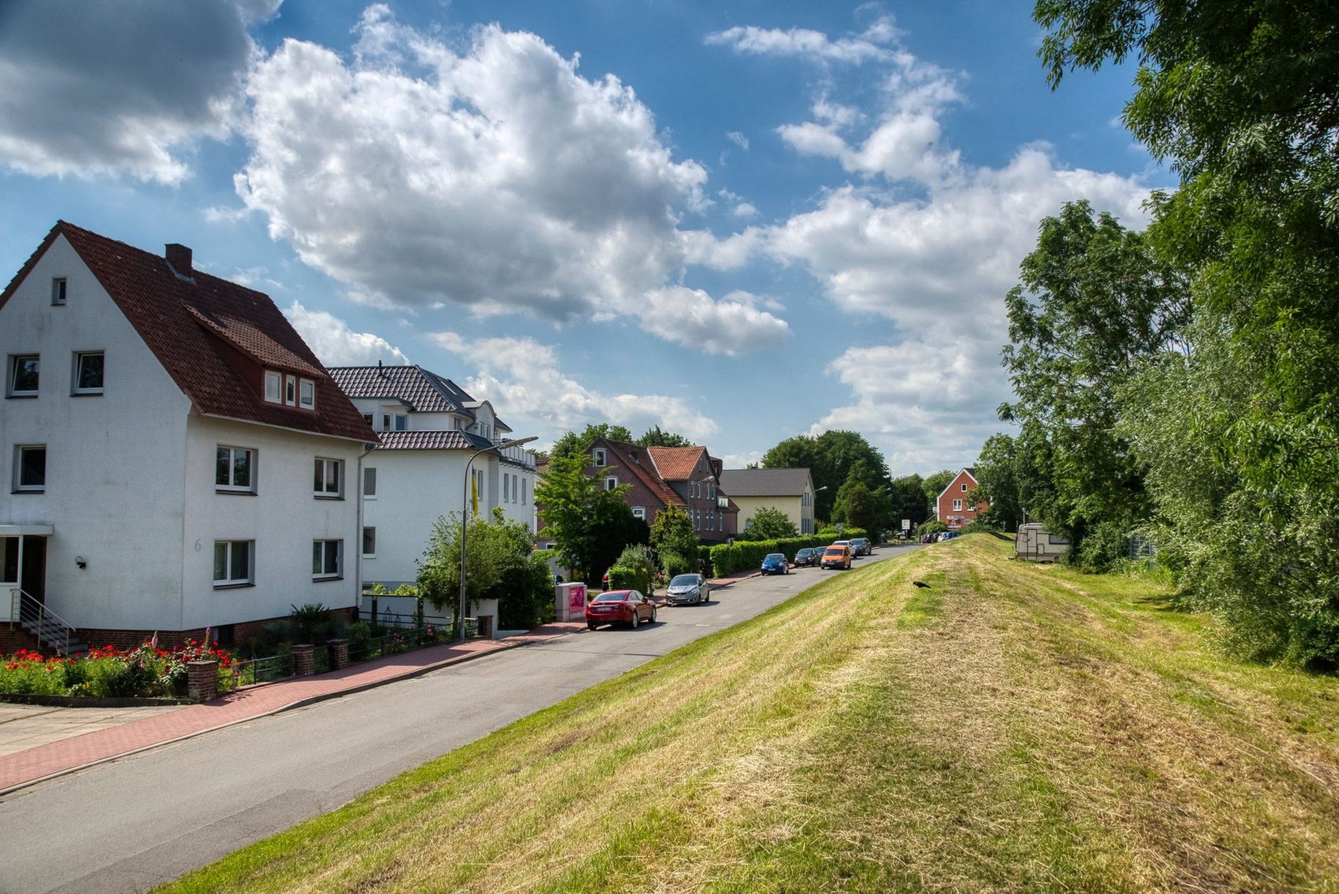 Wohnstraße mit Ein- und Mehrfamilienhäusern