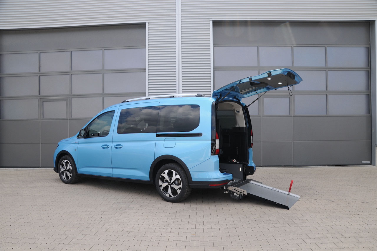 Ford Tourneo Connect Plug-in Hybrid mit Heckausschnitt – Bild 1
