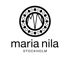 Maria Nila Stockholm Logo, schwarzer Kreis mit Punkten, darin ein stilisiertes M und N, Text darunter.