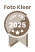 Braunes Abzeichen mit Text „Foto Kleer Top Pro 2025“ und drei Sternen darunter.