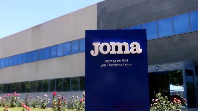 Firmengebäude von Joma mit blauem Markenschild