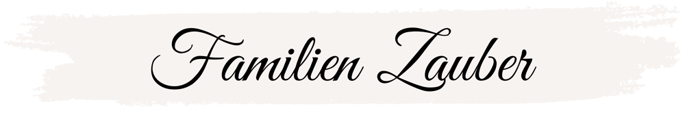 Schriftzug "Familien Zauber" in Schwarz auf einem cremefarbenen Pinselstrich.