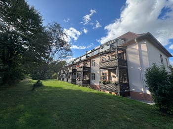 Gartenseite des Mehrfamilienhauses mit Balkonen