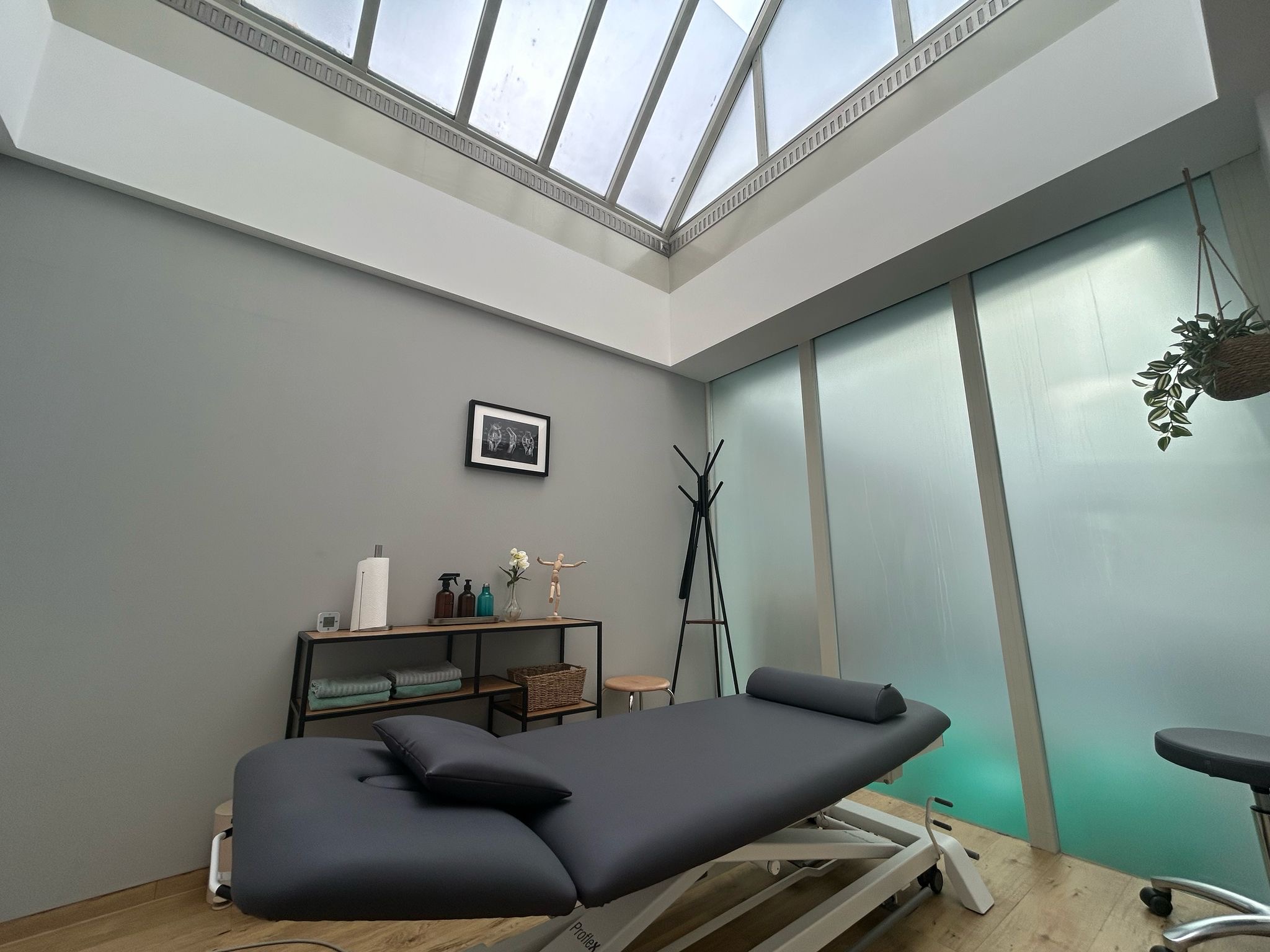 Behandlungsraum der Praxis Physiokompass in Frankenthal