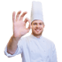 Ein lächelnder Mann in einem weißen Hemd zeigt mit dem Finger nach links.