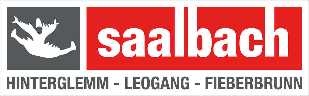 Saalbach Logo mit weißem Schriftzug auf rotem Grund und den Orten Hinterglemm, Leogang und Fieberbrunn darunter.