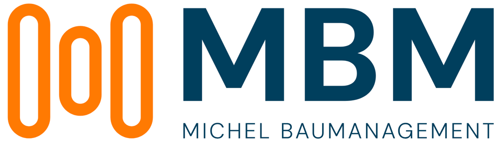 MBM Michel Baumanagement Logo mit drei orangefarbenen vertikalen Kapselformen und dunkelblauem Text auf weißem Grund.