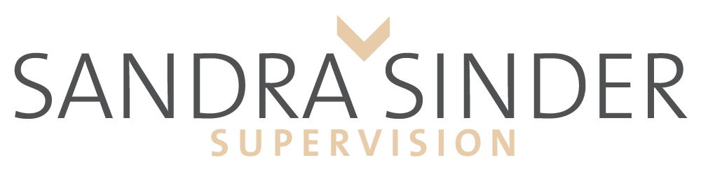 Logo von Sandra Sinder Supervision mit einem beigen Pfeil nach unten über dem Text auf grünem Hintergrund.