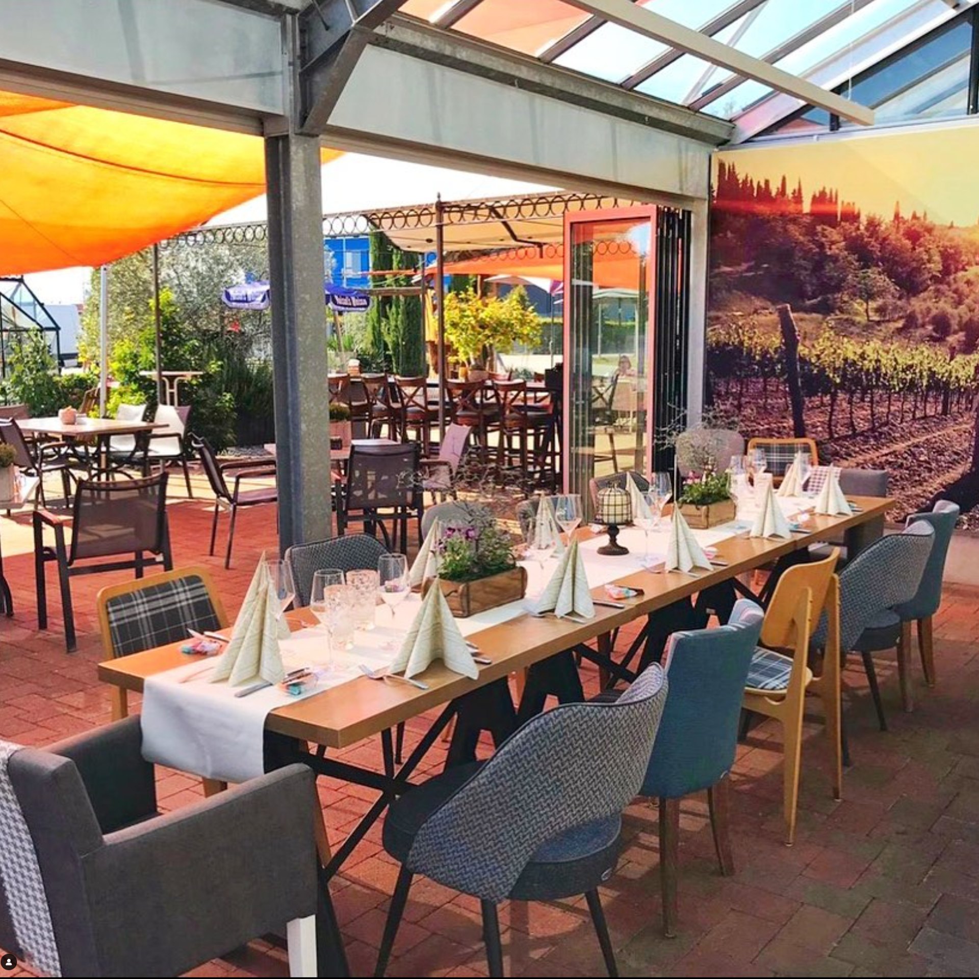Lange, festlich gedeckte Tafel auf der Terrasse