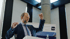 IVD Präsident Dirk Wohltorf beim Vortrag beim Norddeutschen Immobilientag 2025. Lennart Visual hat ihn eingefangen in dynamischer Geste.