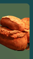 Ein Tablett mit verschiedenen belegten Brötchen und Sandwiches, garniert mit Käse, Schinken, Tomaten, Radieschen und Gurken.