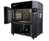 Ein schwarzer Stratasys F770 3D-Drucker mit offener Tür.