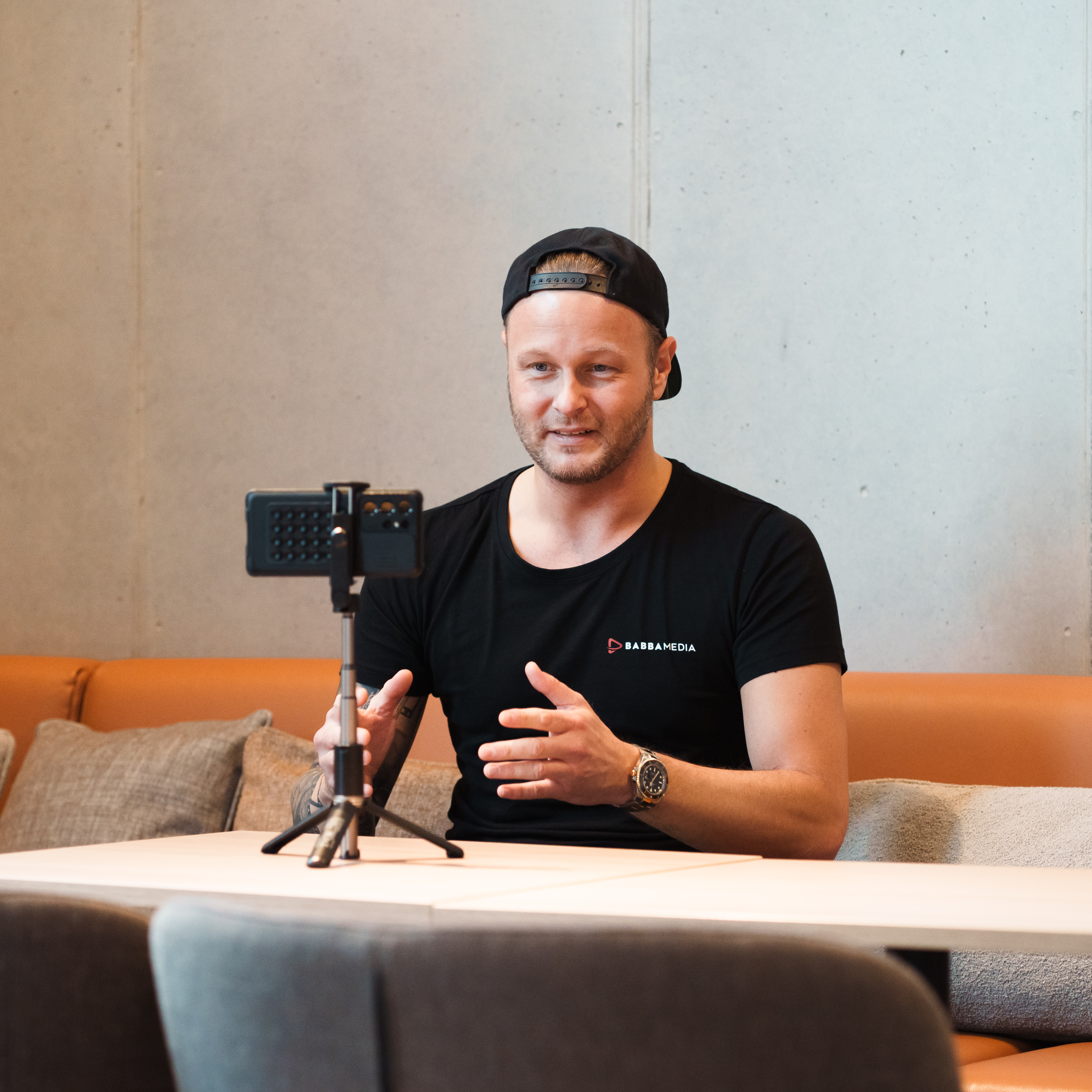 Vertrauensaufbau durch authentische Videos ohne Technikhürden