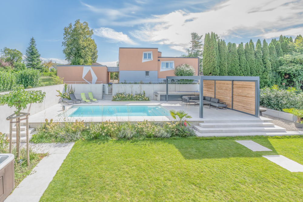 Garten mit Pool, Pergola und Rasenfläche