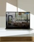 Laptop zeigt Webseite mit dem Text "Funktion trifft Design - Lösungen für Fenster, Türen & Insektenschutz aus Blomberg".