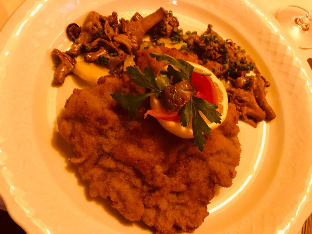 Schnitzel vom Kalbsrücken mit saisonalen Beilagen