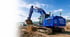 Blauer Bagger mit Schaufel, die Erde bewegt, auf einer Baustelle unter blauem Himmel.