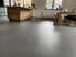 Moderne offene Küche mit grauem Designboden