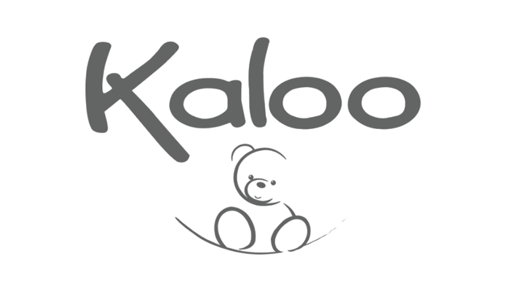 Graues Kaloo-Logo mit einem Bären auf einem Schaukelpferd auf grünem Hintergrund.