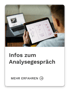 Mann hält Tablet mit Skizzen, Laptop im Hintergrund. Text: "Infos zum Analysegespräch", "MEHR ERFAHREN".