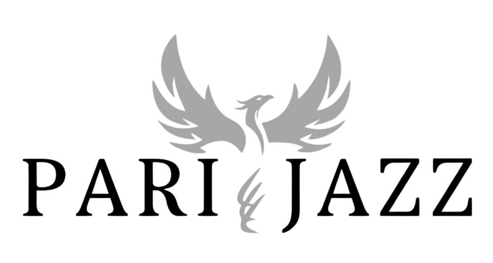 Graues Phoenix-Logo zwischen den schwarzen Wörtern "PARI" und "JAZZ" auf dunkelgrünem Hintergrund.