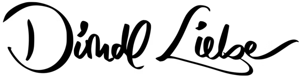 Schwarzer Schriftzug "Dündü Liebe" in geschwungener Schrift.