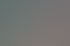Ein Techniker installiert Glasfaserkabel in einem geöffneten Verteilerkasten neben einem Graben.