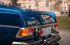 Blauer Mercedes-Benz 280SE Oldtimer-Heck mit Chromdetails und Kennzeichen "BB GB 35H".
