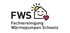 Logo der Fachvereinigung Wärmepumpen Schweiz (FWS) mit Haus, lächelndem Gesicht, Sonne und rotem Herz.