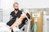 Zahnärztin behandelt eine Patientin mit Lachgas-Sedierung über eine Nasenmaske in einer modernen Zahnarztpraxis.