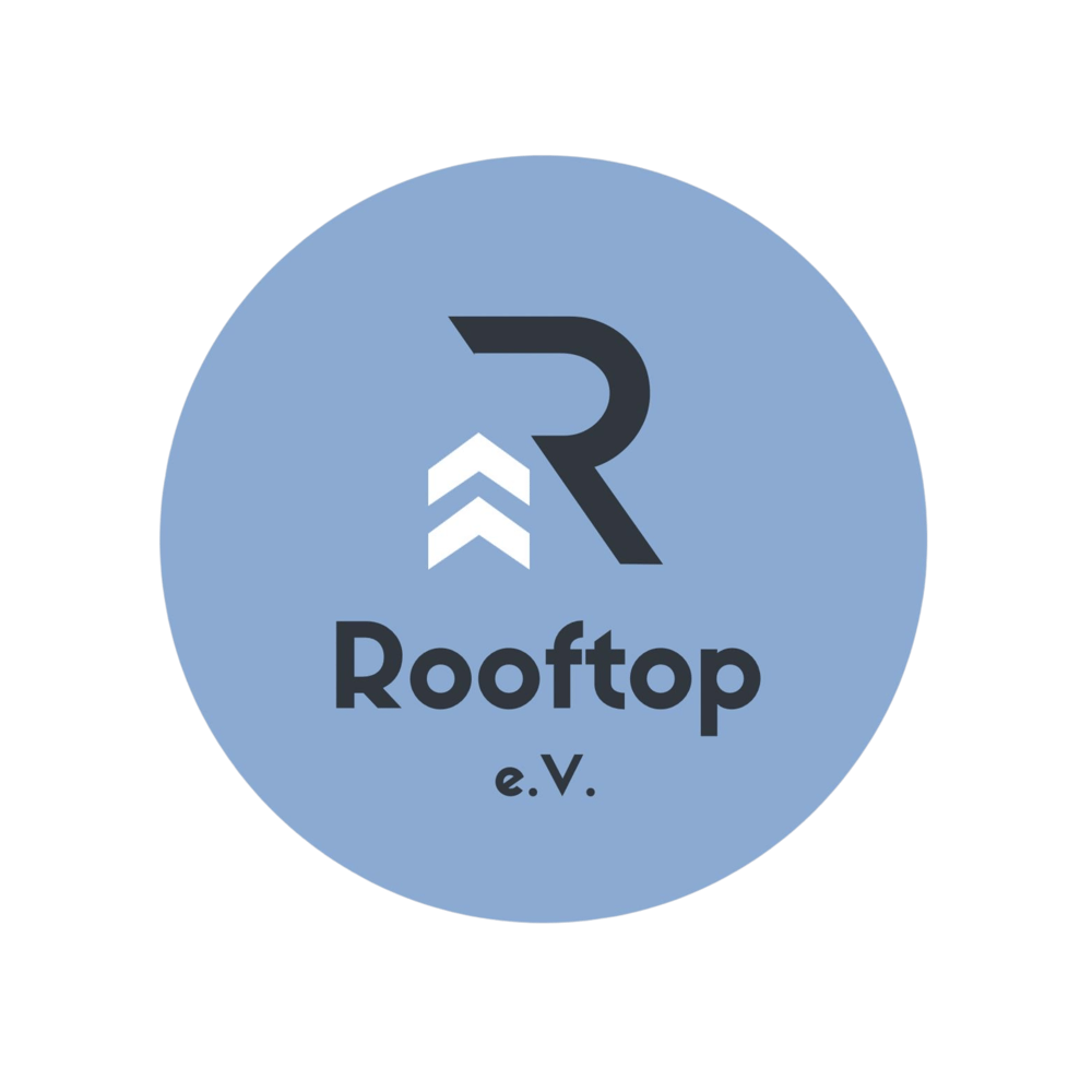 Blauer Kreis mit dunklem "R", zwei weißen Aufwärtspfeilen und dem Text "Rooftop e.V.".