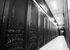 Rechenzentrum Server-Racks in langem Gang - Datacenter IT-Infrastruktur schwarz-weiß.