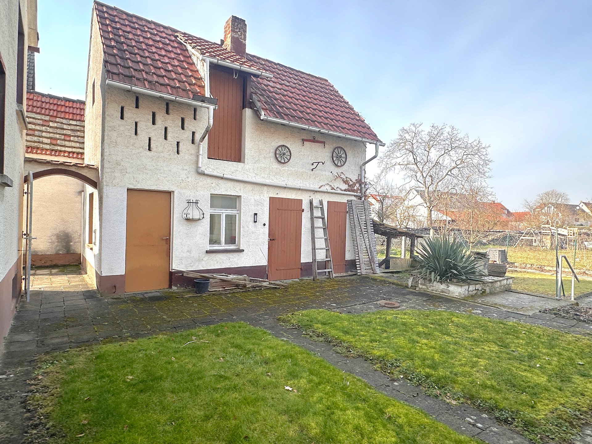 Älteres Wohnhaus mit Nebengebäude und Hof, wie er in geerbten Immobilien häufig vorkommt