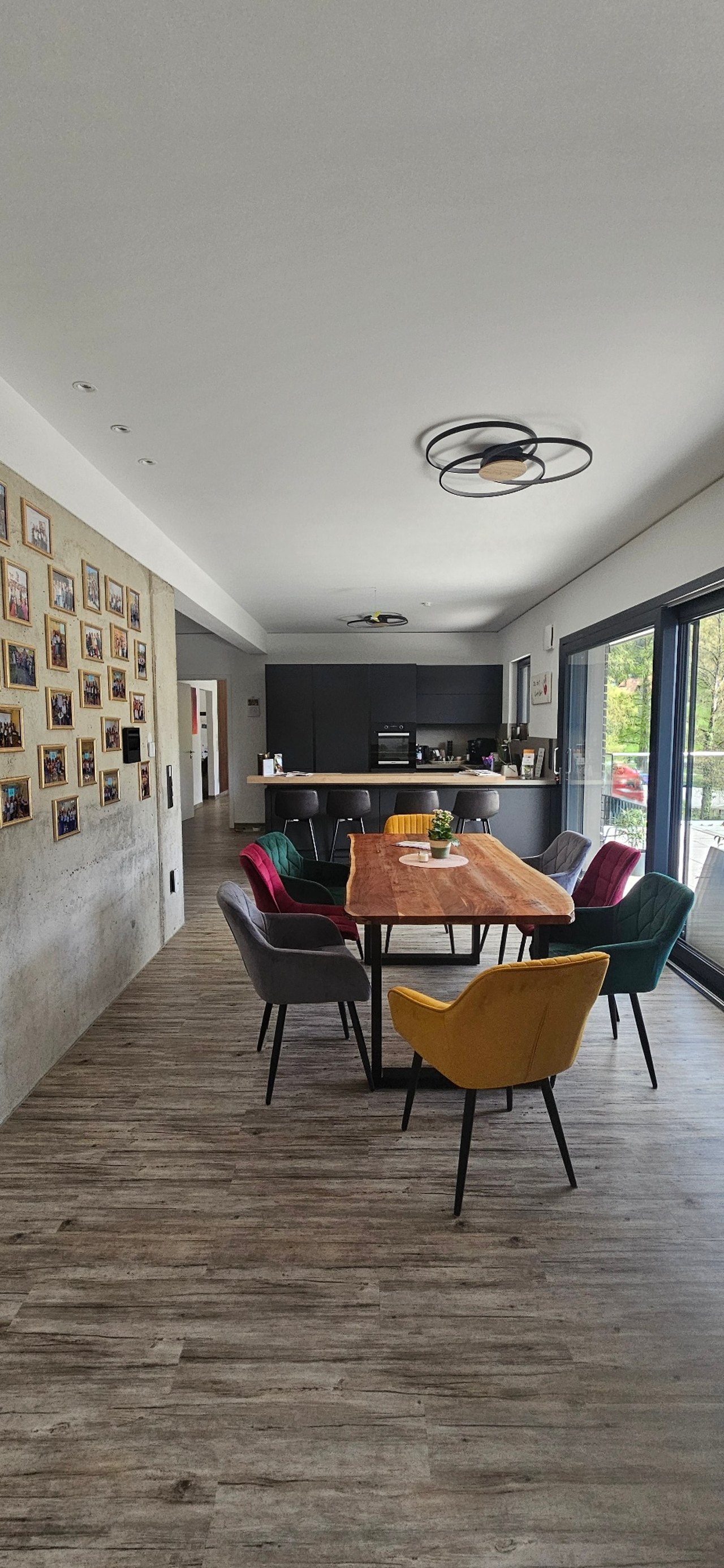 Seminarraum mit Gruppentisch und Foto-Wand