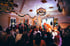 Partystimmung auf der Tanzfläche der Weihnachtsfeier