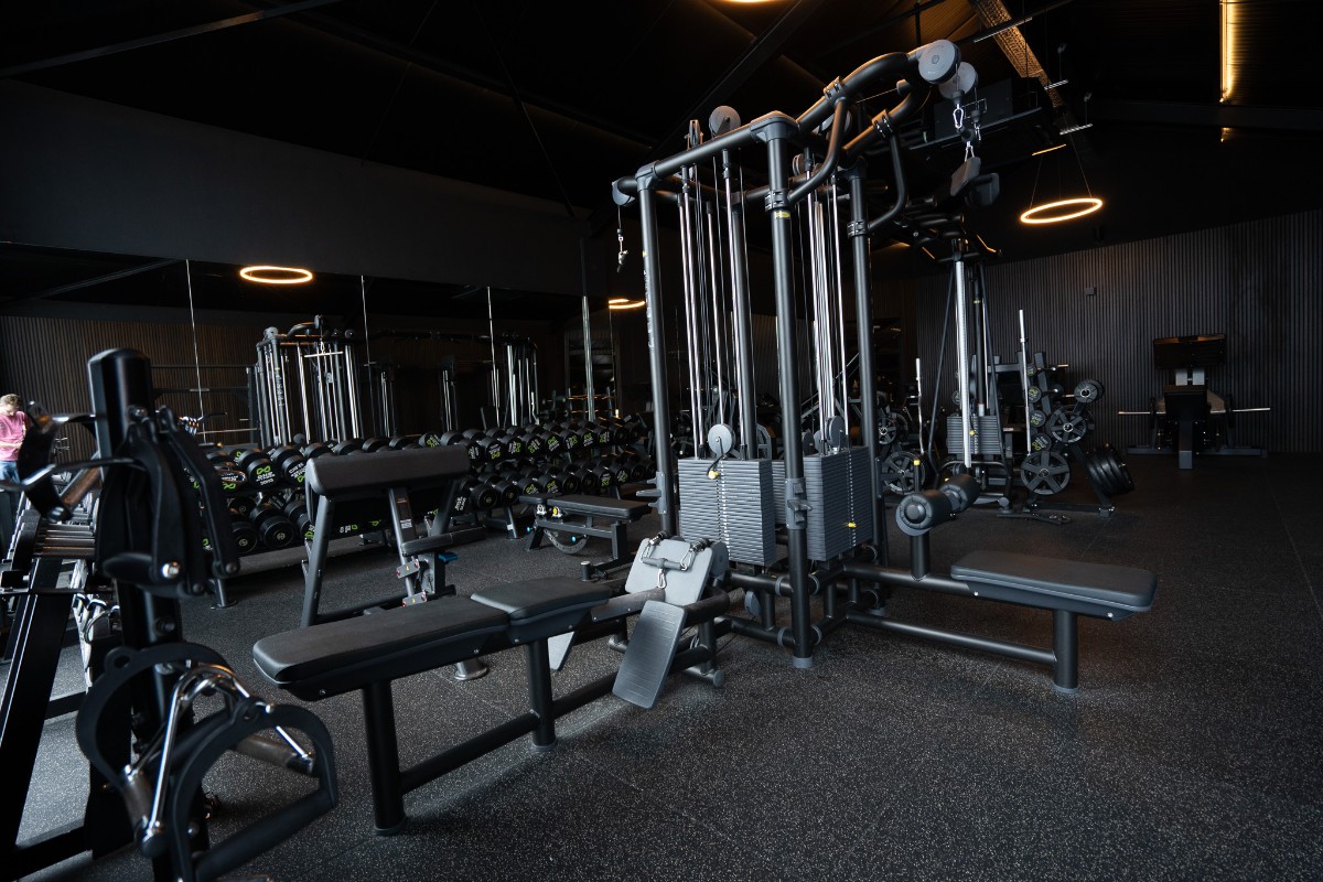 Freihantelbereich im Fitnessstudio SPORTS AND MOTION Erftstadt