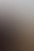 Drei Männer in schwarzen Hemden und Hosen stehen nebeneinander im Freien, mit einem bewölkten Himmel und Bäumen im Hintergrund.